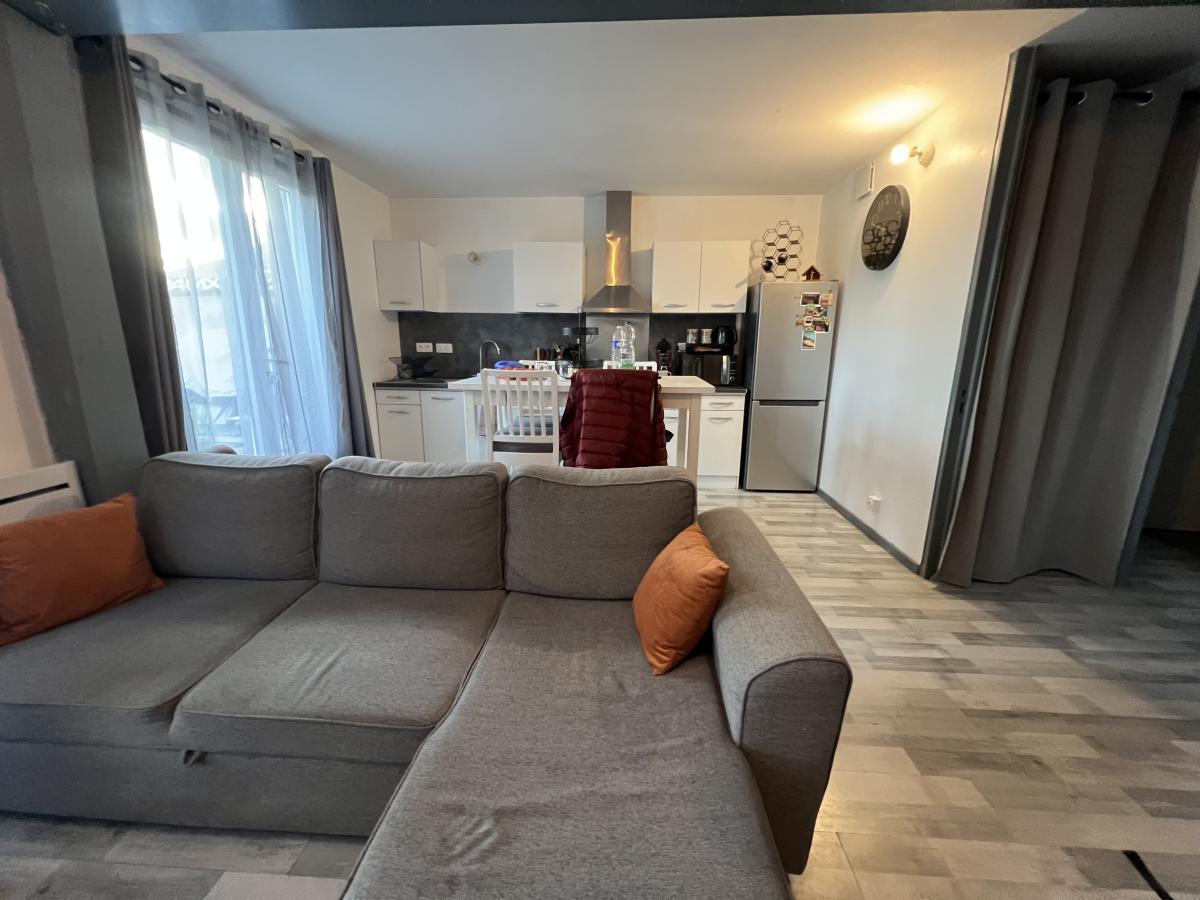 Maison d'habitation divisée en deux appartements