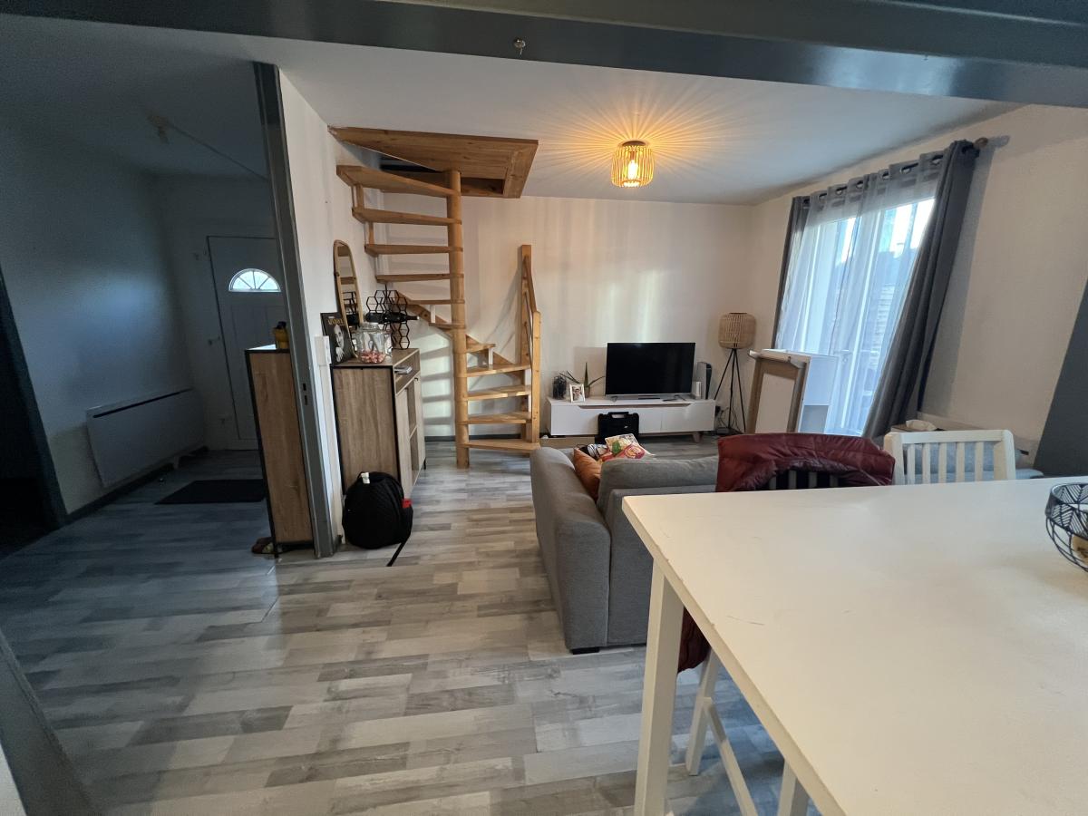 Maison d'habitation divisée en deux appartements