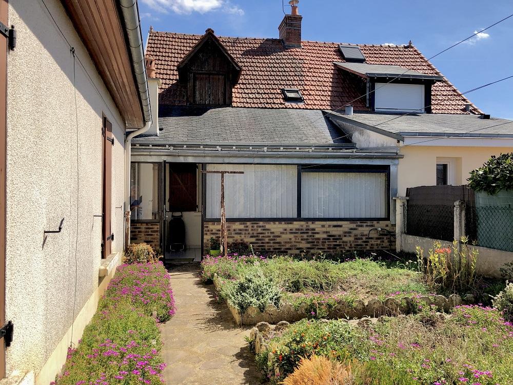 MALICORNE SUR SARTHE : Maison de bourg avec garage et jardinet