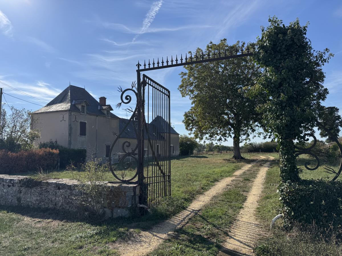 Proche SABLE SUR SARTHE - EN EXCLUSIVITE - ANCIEN NOYAU DE FERME avec prairies 10ha.