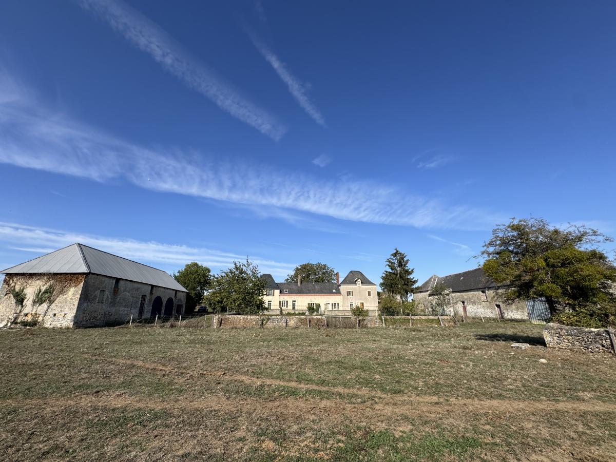 Proche SABLE SUR SARTHE - EN EXCLUSIVITE - ANCIEN NOYAU DE FERME avec prairies 10ha.