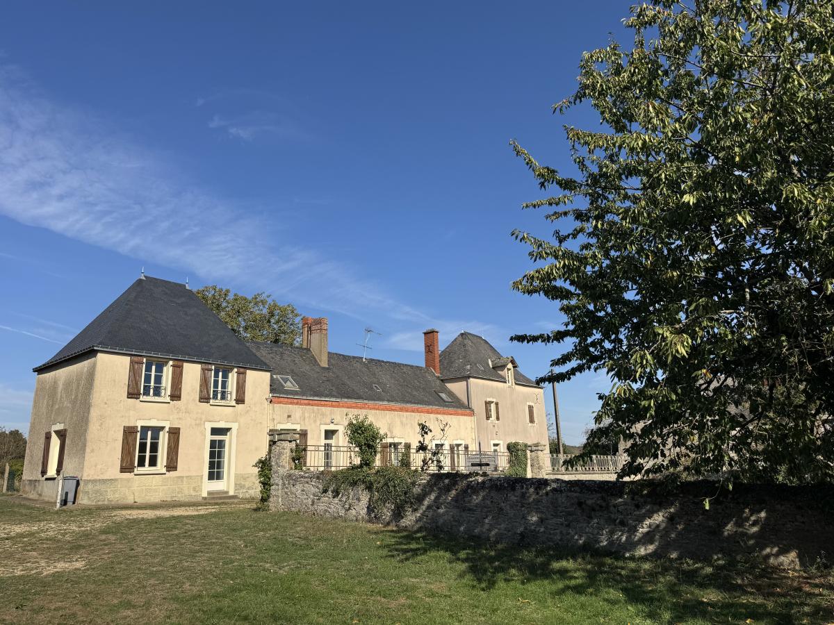 Proche SABLE SUR SARTHE - EN EXCLUSIVITE - ANCIEN NOYAU DE FERME avec prairies 10ha.