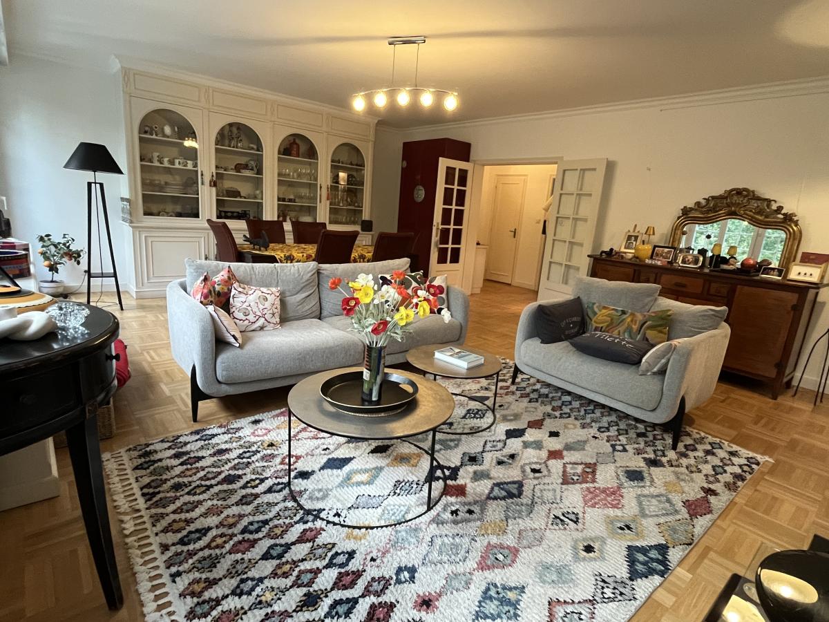 Laval centre, Elégant appartement traversant de 105 m² avec terrasse, parking et vue sur la Mayenne