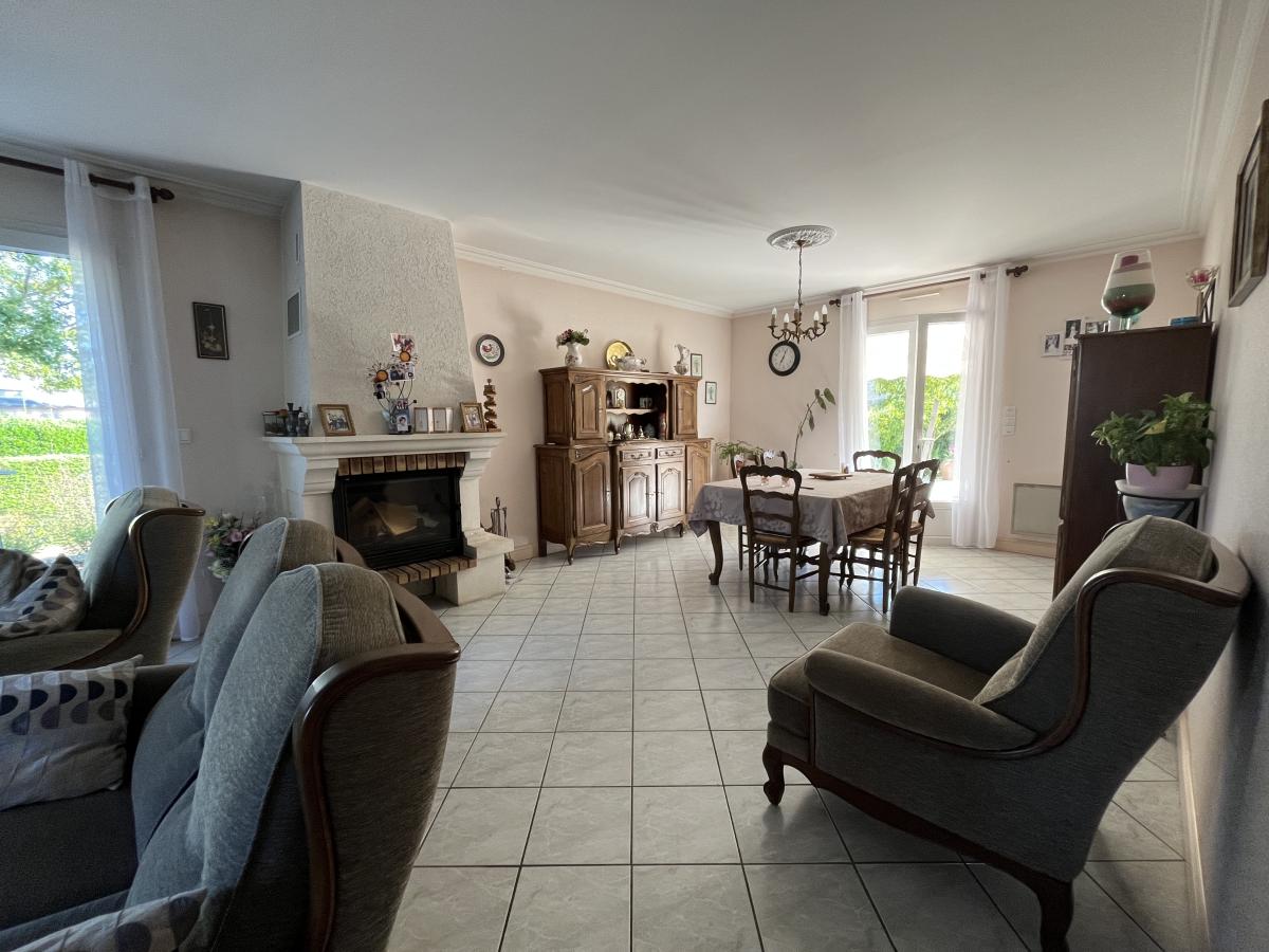 Maison de 1996 avec 4/5 chambres dont une en rdc dans un environnement calme et verdoyant
