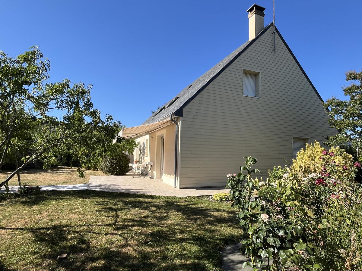 Maison de 1996 avec 4/5 chambres dont une en rdc dans un environnement calme et verdoyant