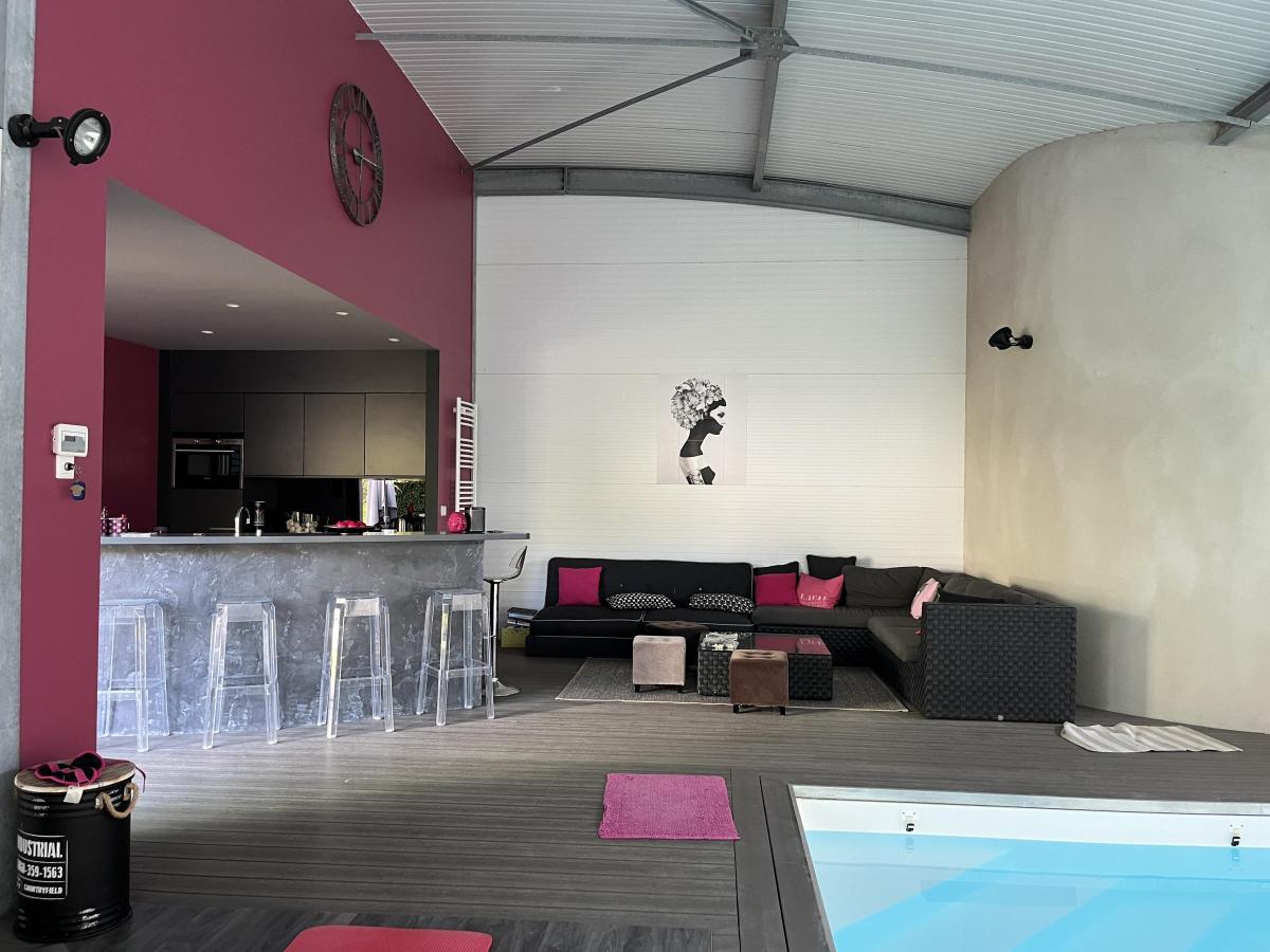 Maison contemporaine de 204 m² hab. avec piscine couverte et espace détente (152 m²)