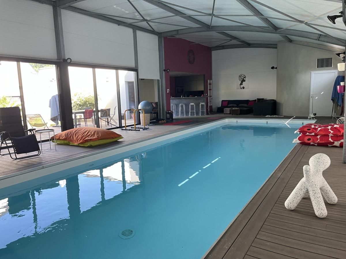 Maison contemporaine de 204 m² hab. avec piscine couverte et espace détente (152 m²)