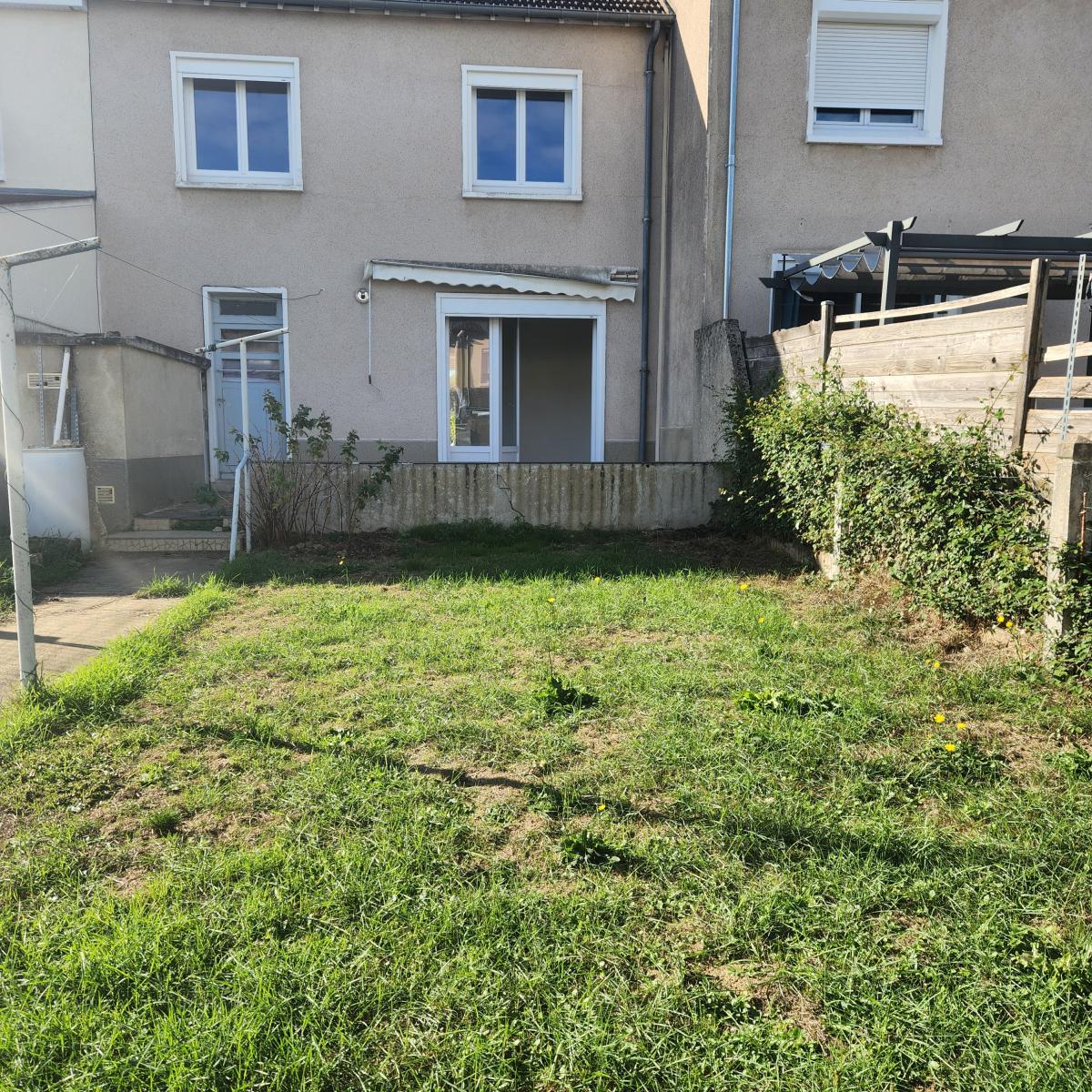 Le Mans, quartier Madeleine : maison de famille avec garage, jardinet et cave