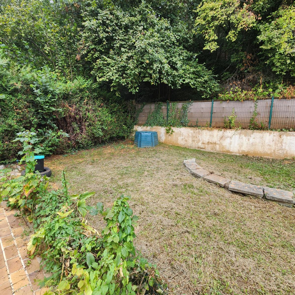 Pavillon sur sous-sol avec terrasse et petit terrain