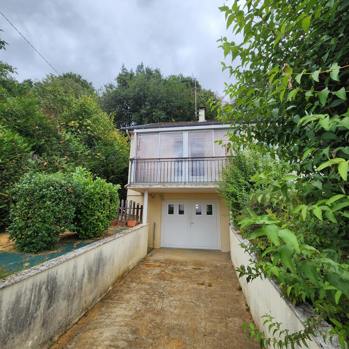 Pavillon sur sous-sol avec terrasse et petit terrain