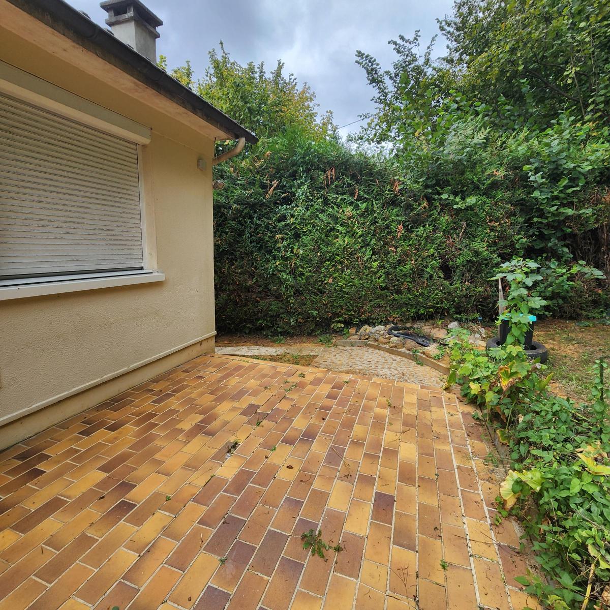 Pavillon sur sous-sol avec terrasse et petit terrain