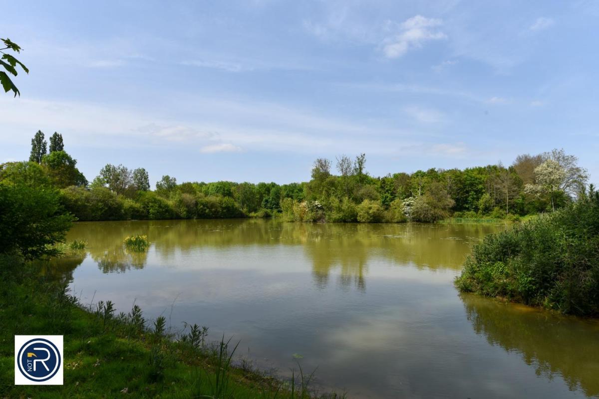 Terres avec plans d'eau et bois, Maison de loisirs