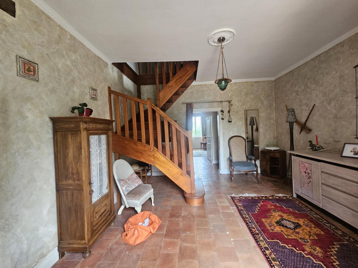 Bel environnement pour cette maison ancienne offrant de très beaux volumes