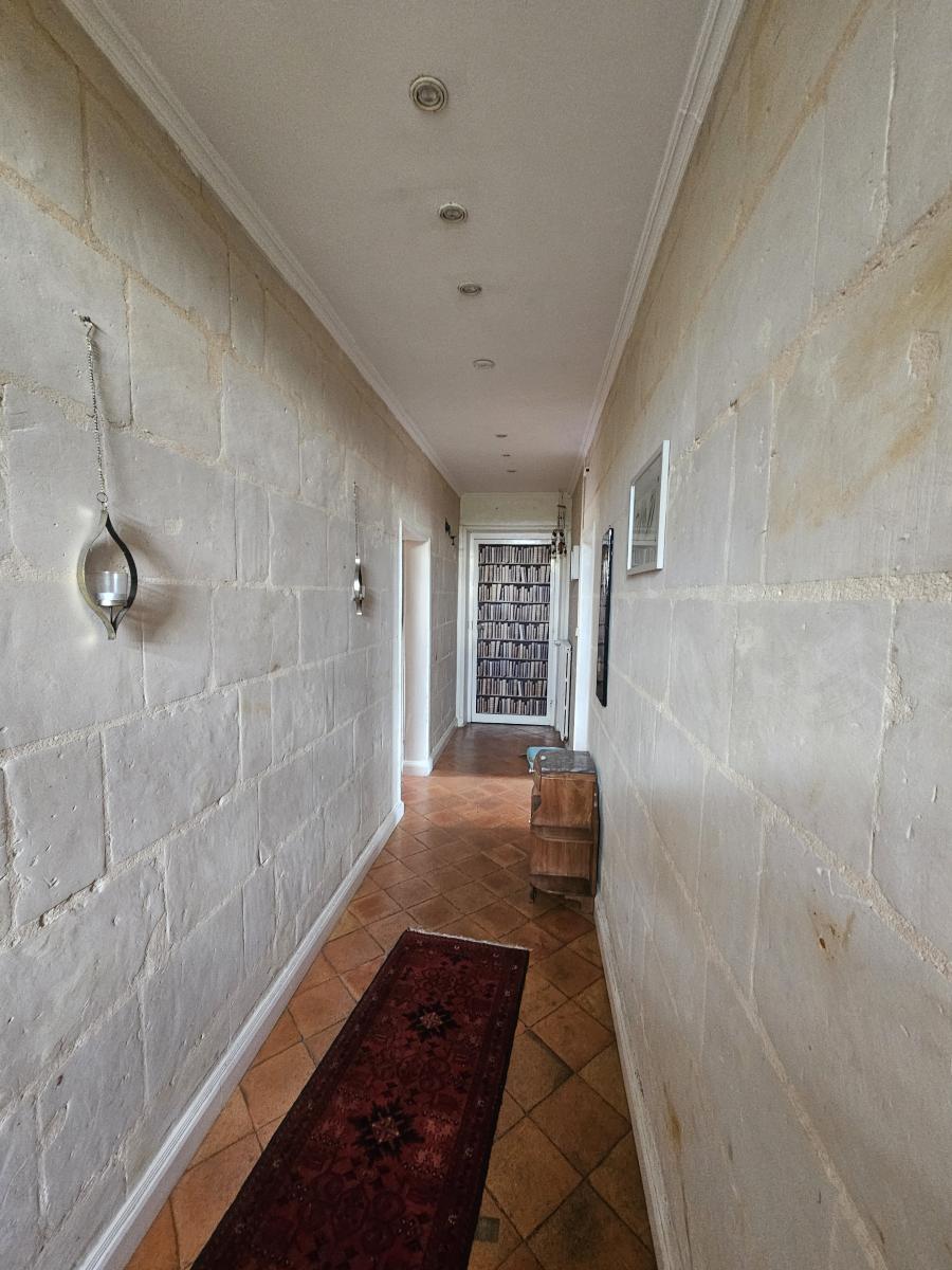Bel environnement pour cette maison ancienne offrant de très beaux volumes