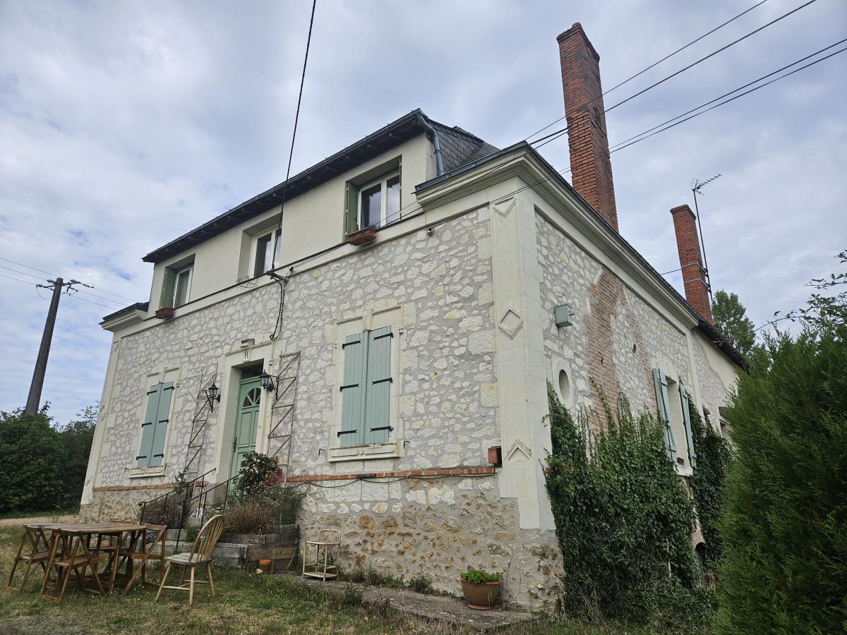 Bel environnement pour cette maison ancienne offrant de très beaux volumes