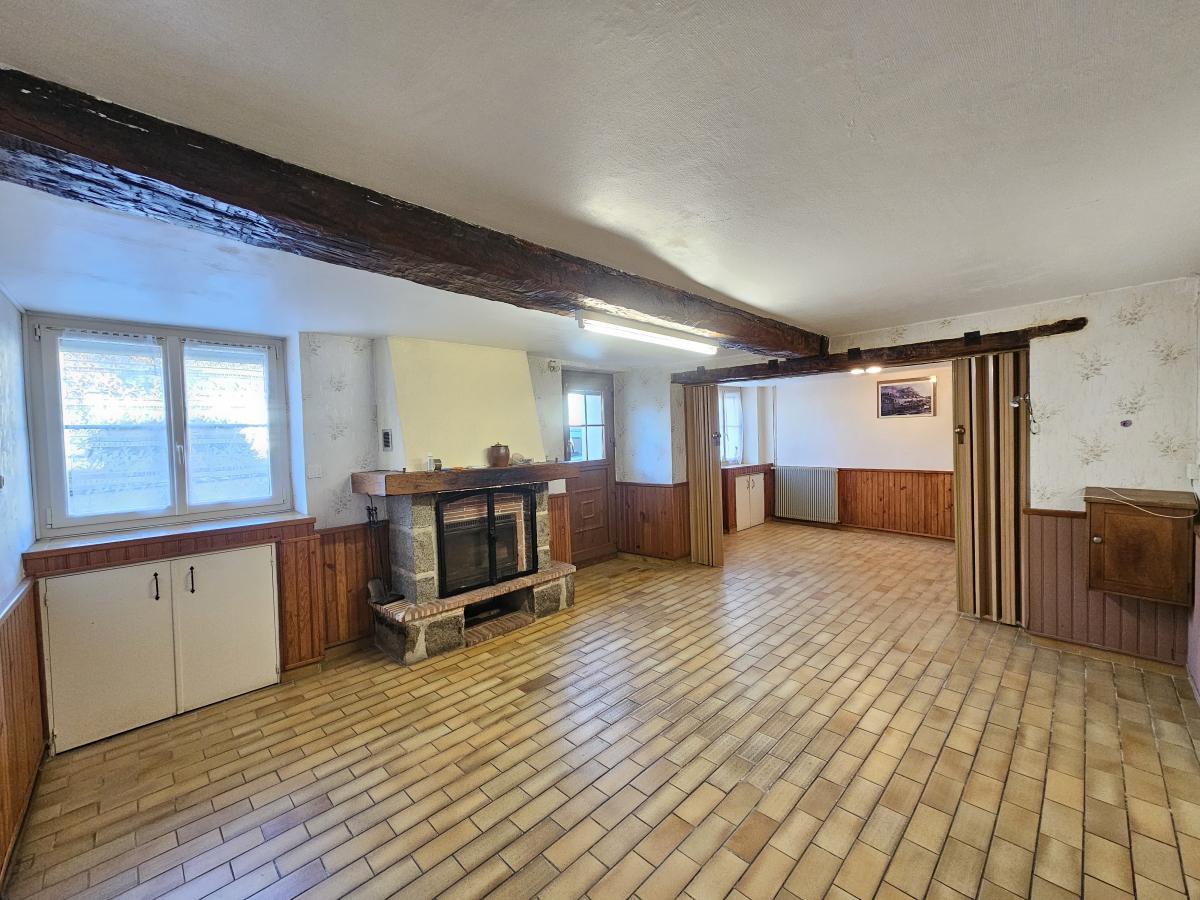 Maison ancienne de plain-pied avec jardin