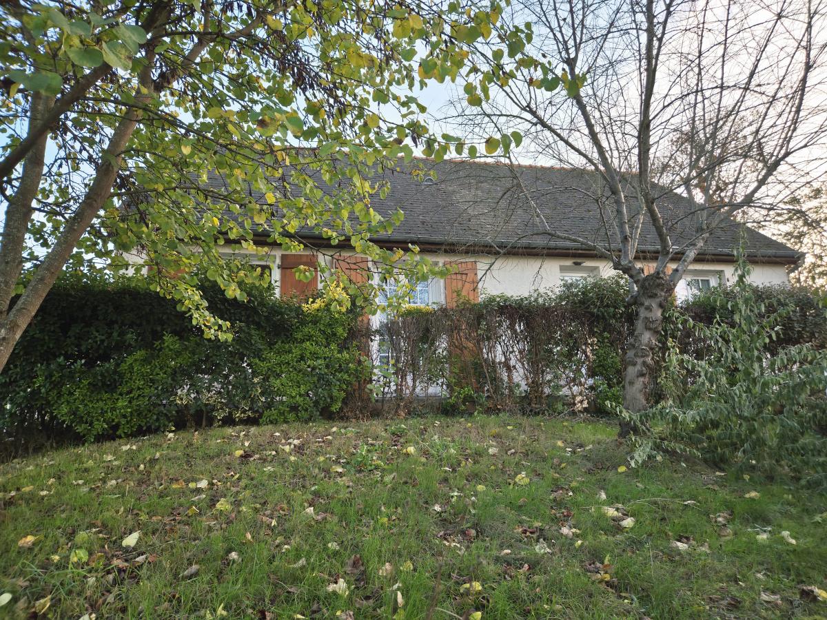Maison individuelle 89m² habitables - trois chambres - située à Château-Gontier