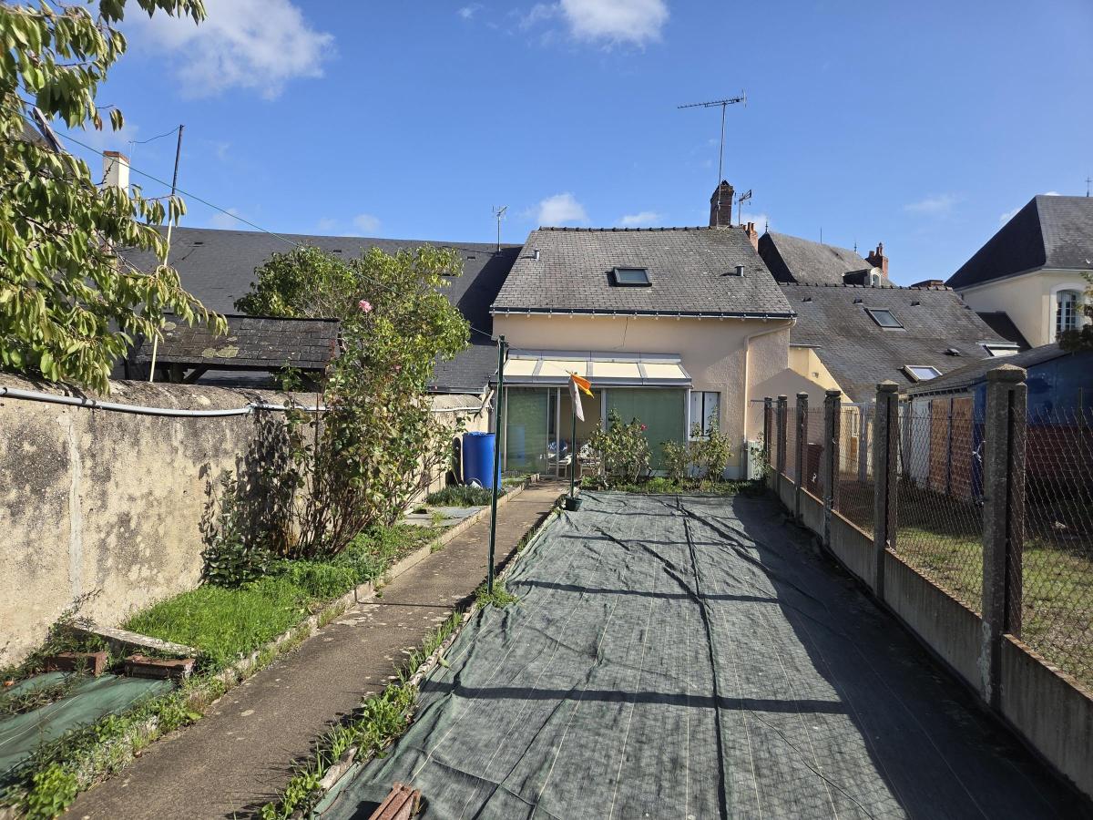 Maison de ville, située à Château-Gontier-Sur-Mayenne, avec deux chambres et jardin