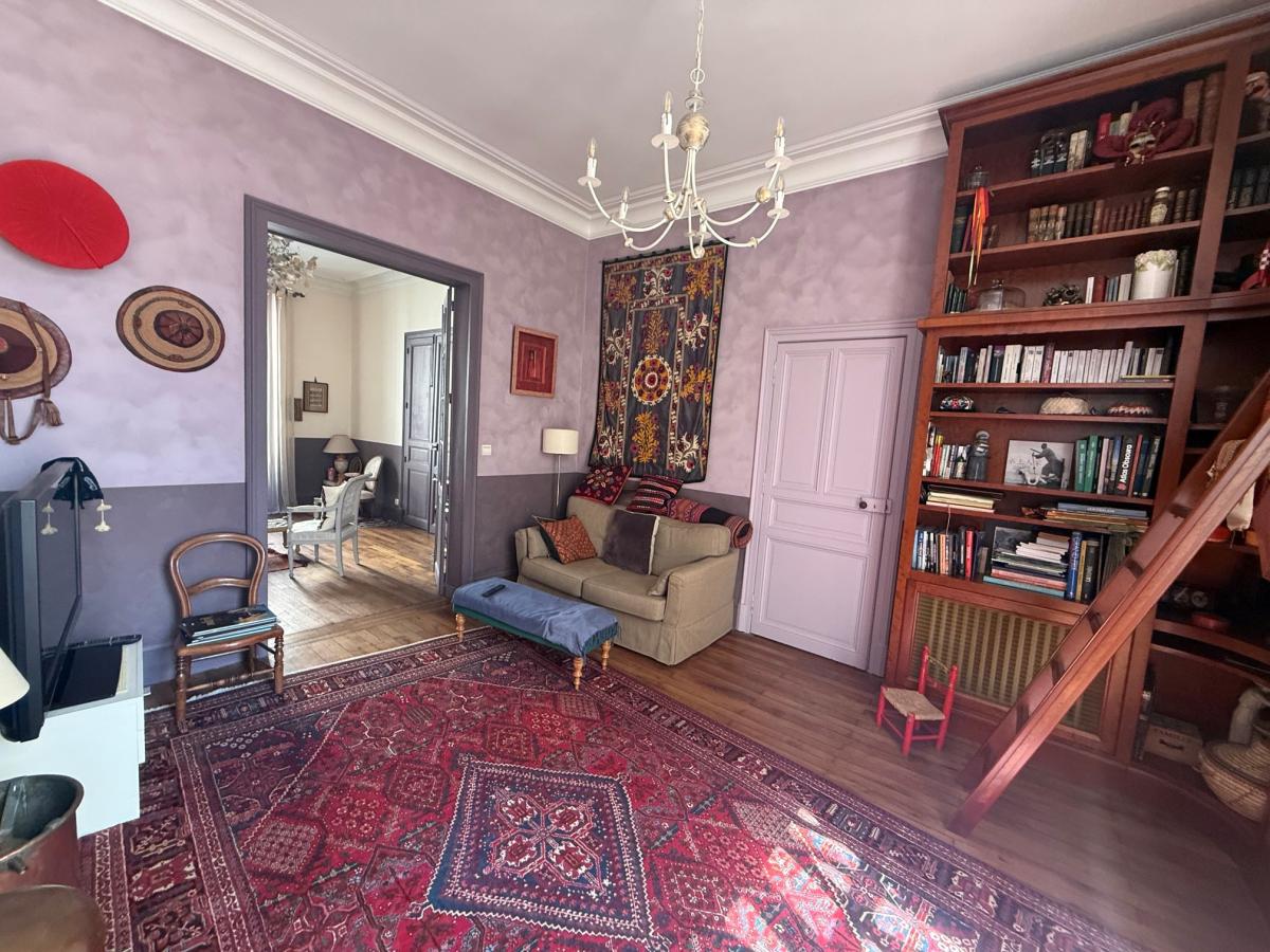 ANGERS PLACE DU LYCEE MAISON ANGEVINE 6 CH + BUREAU AVEC JARDIN ET PARKING