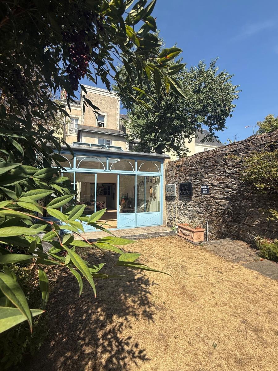 ANGERS PLACE DU LYCEE MAISON ANGEVINE 6 CH + BUREAU AVEC JARDIN ET PARKING
