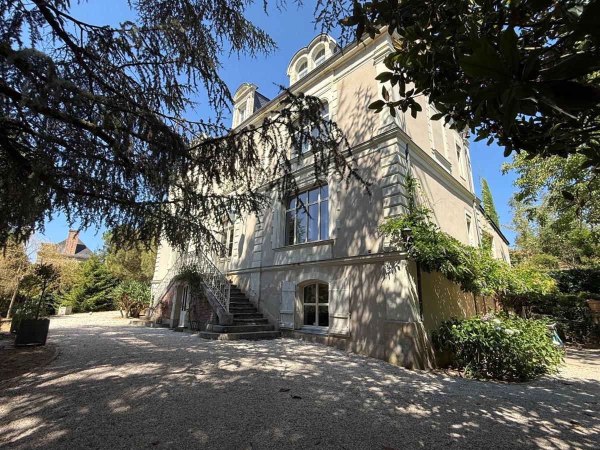 ETAT EXCEPTIONNEL POUR CETTE PROPRIETE DU 19EME AVEC DEPENDANCE PARC PAYSAGER ET PISCINE