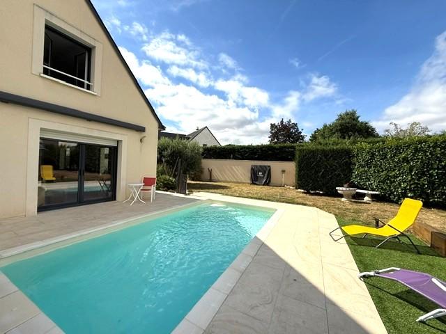10 MN ANGERS OUEST MAISON CONTEMPORAINE EN PARFAIT ETAT AVEC 5 CH JARDIN ET PISCINE AU CALME