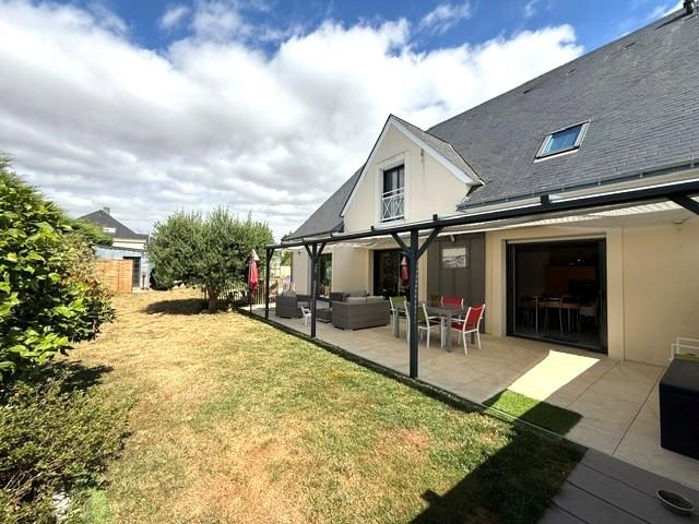 10 MN ANGERS OUEST MAISON CONTEMPORAINE EN PARFAIT ETAT AVEC 5 CH JARDIN ET PISCINE AU CALME