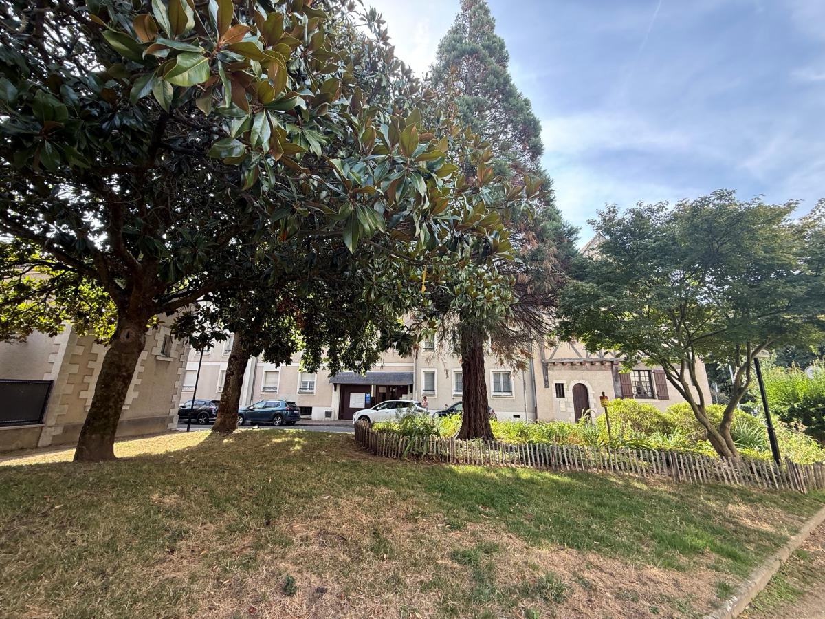 ANGERS DOUTRE TYPE 2 EN EXCELLENT ETAT AVEC PARKING ET CAVE
