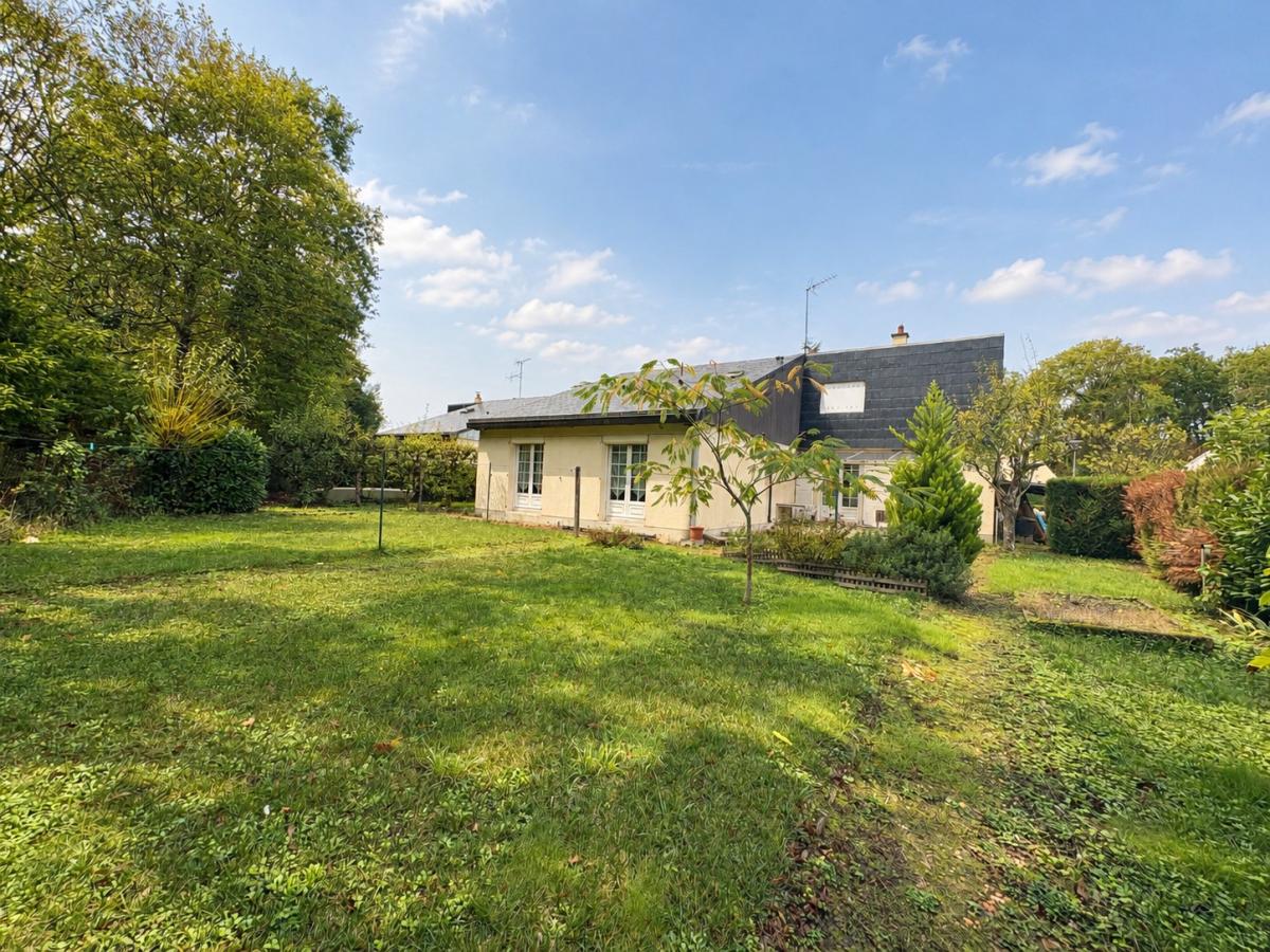 SAINT BARTHELEMY D'ANJOU MAISON AVEC VIE DE PLAIN PIED, GARAGE ET JARDIN ARBORE