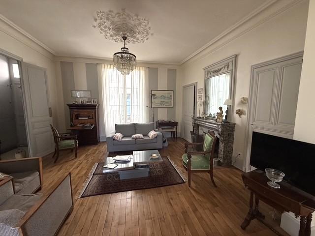 ANGERS QUARTIER PLACE DU LYCEE ANGEVINE 5 CH EN EXCELLENT ETAT AVEC JARDIN