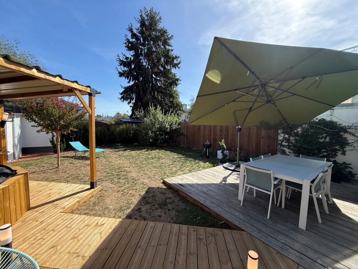LES PONTS DE CE PROXIMITE JUSTICES MAISON EN PARFAIT ETAT AVEC JARDIN ET GARAGE