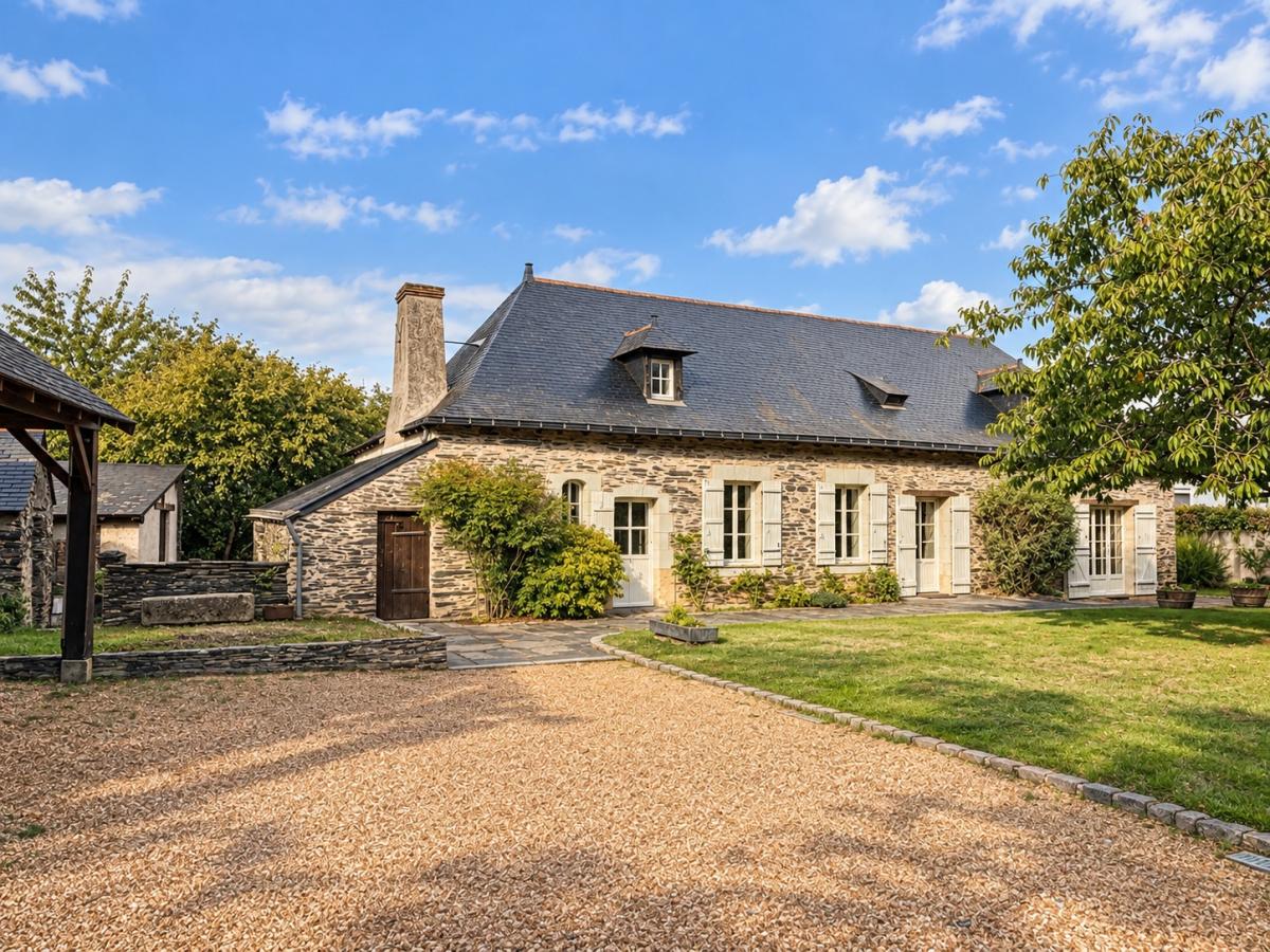 ST BARTHELEMY D'ANJOU PROPRIETE DU XVIIIème AVEC TERRAIN ET DEPENDANCES