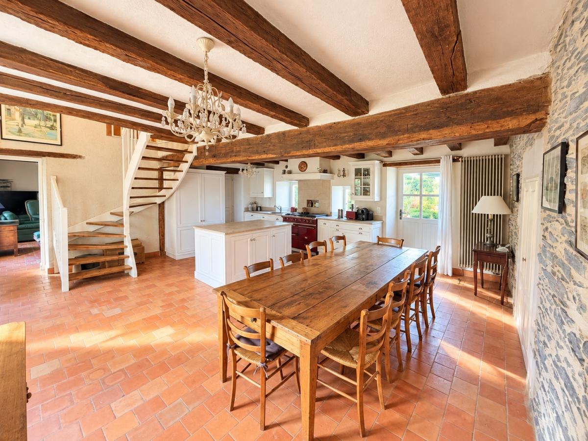 ST BARTHELEMY D'ANJOU PROPRIETE DU XVIIIème AVEC TERRAIN ET DEPENDANCES