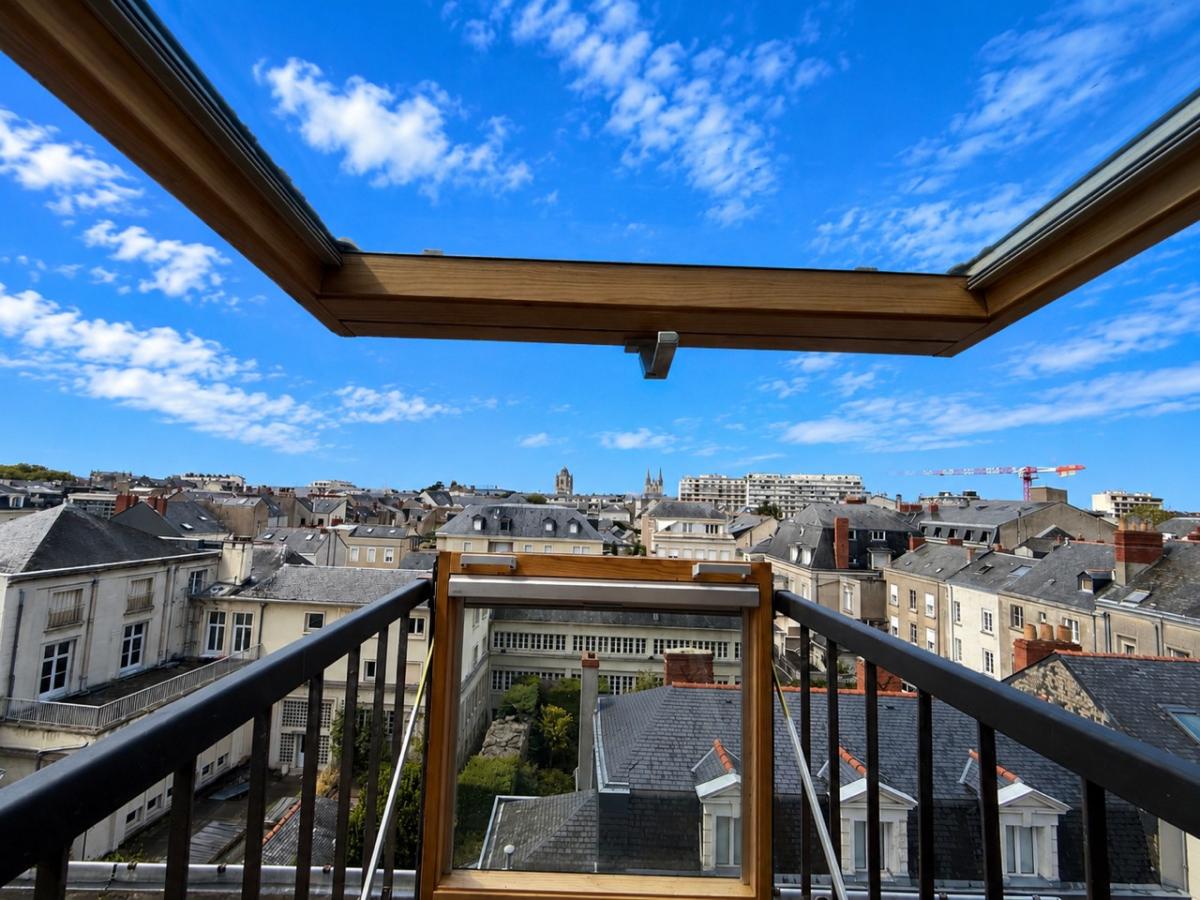 ANGERS PLACE DU LYCEE APPARTEMENT EN DUPLEX DE PLUS DE 205 M² AVEC CAVE, GRENIER ET GARAGE