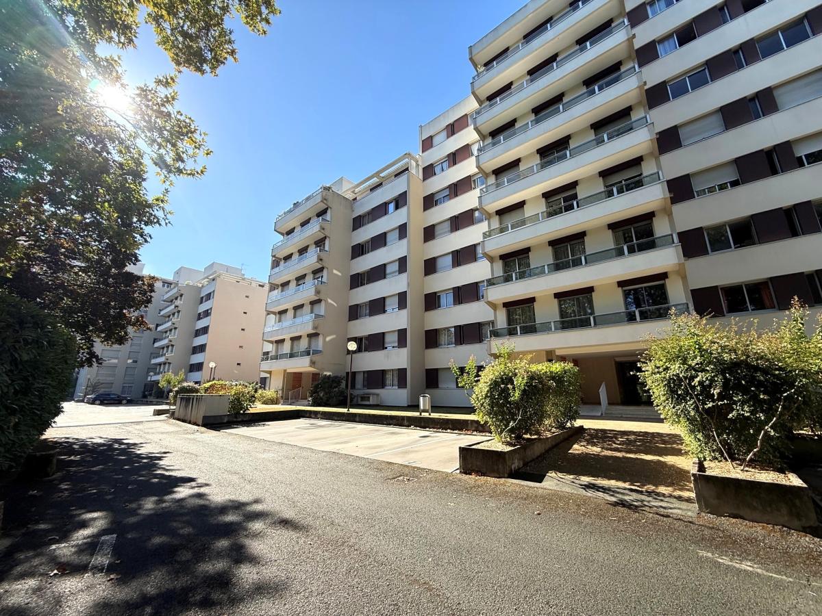 ANGERS LOUIS GAIN APPARTEMENT DE TYPE 5 AVEC GRAND BALCON FILANT, PARKING ET CAVE