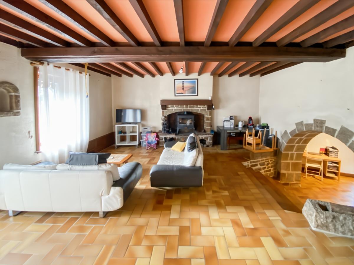 A VENDRE - MAISON EN PIERRES AVEC JARDIN - DOMPIERRE