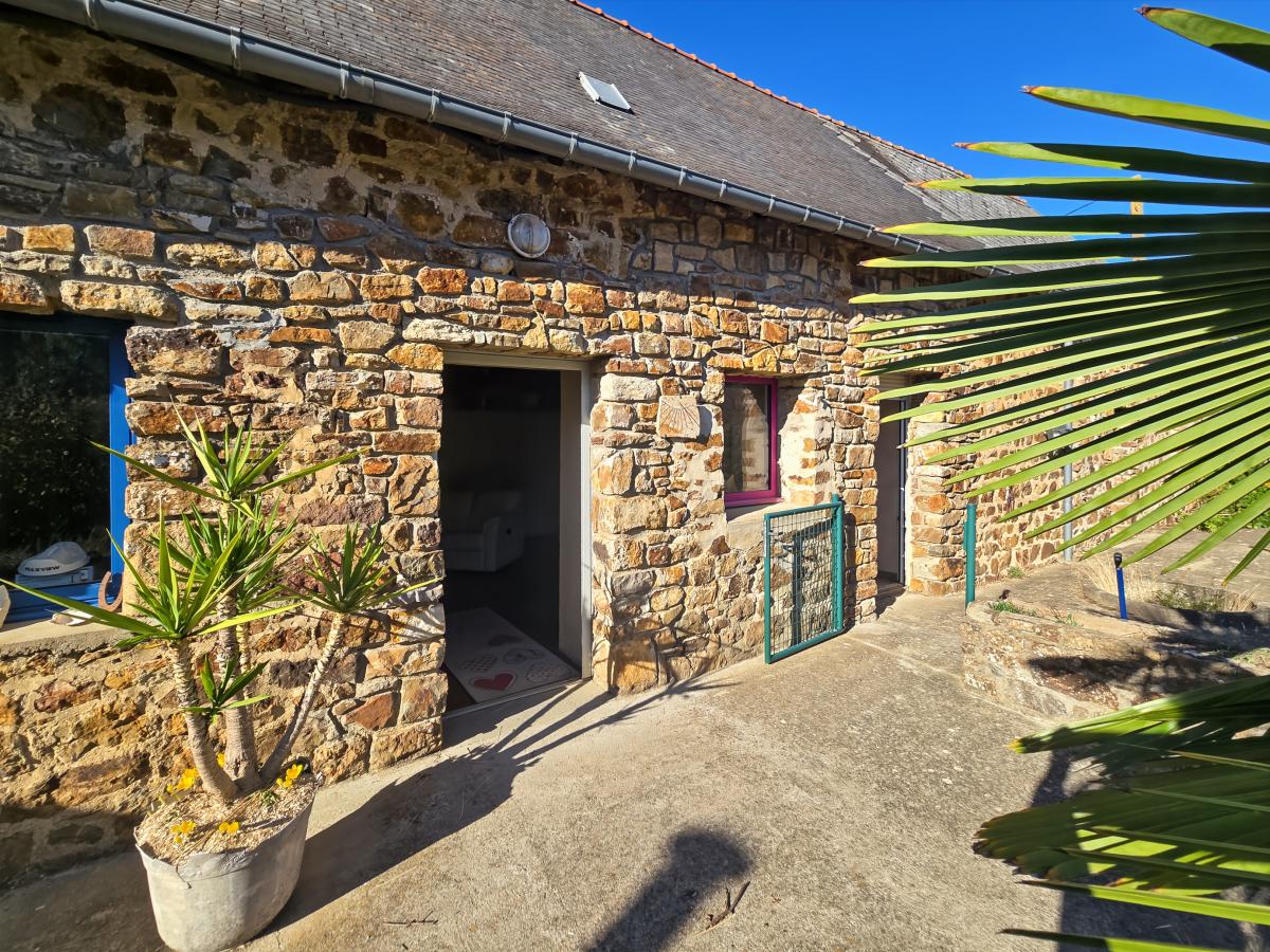 A VENDRE - MAISON EN PIERRES ET DEPENDANCES - LAUNAY-VILLIERS