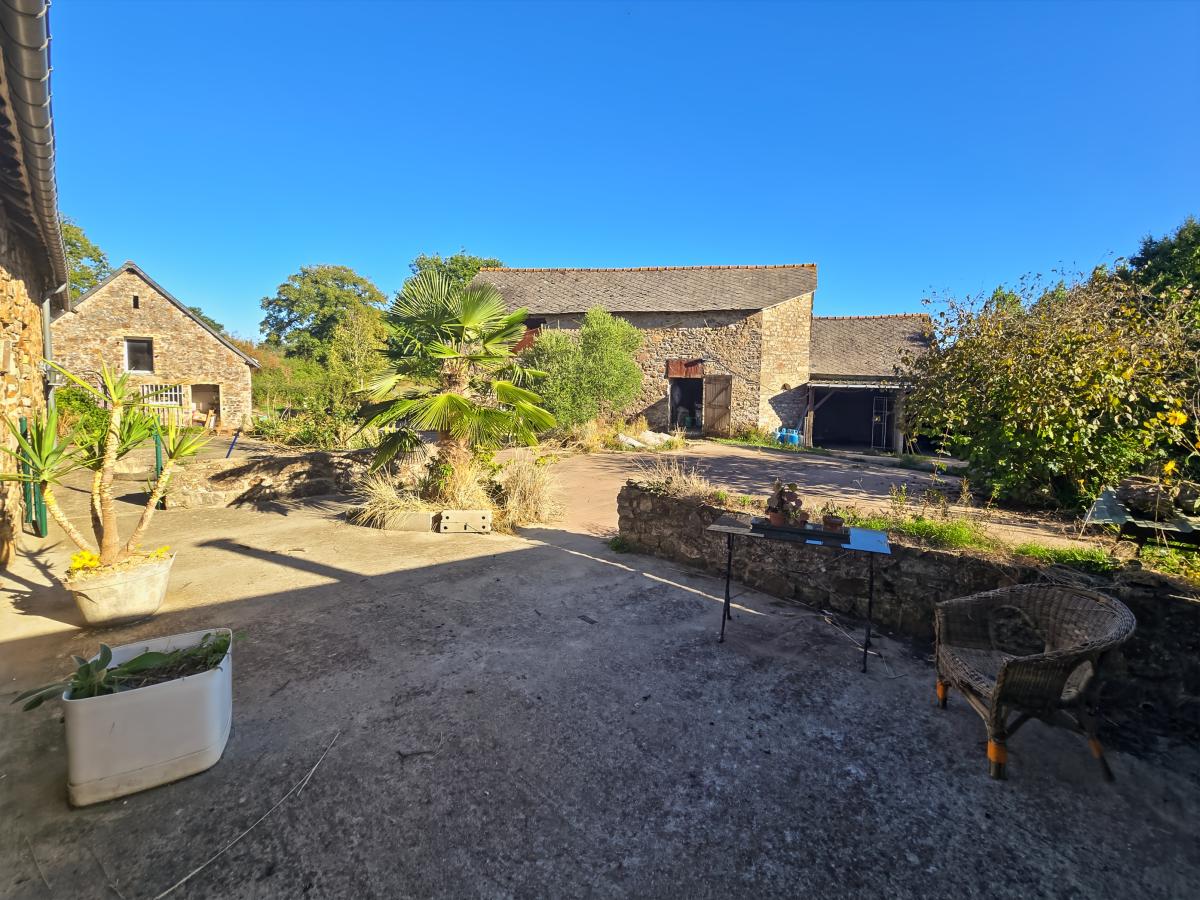 A VENDRE - MAISON EN PIERRES ET DEPENDANCES - LAUNAY-VILLIERS