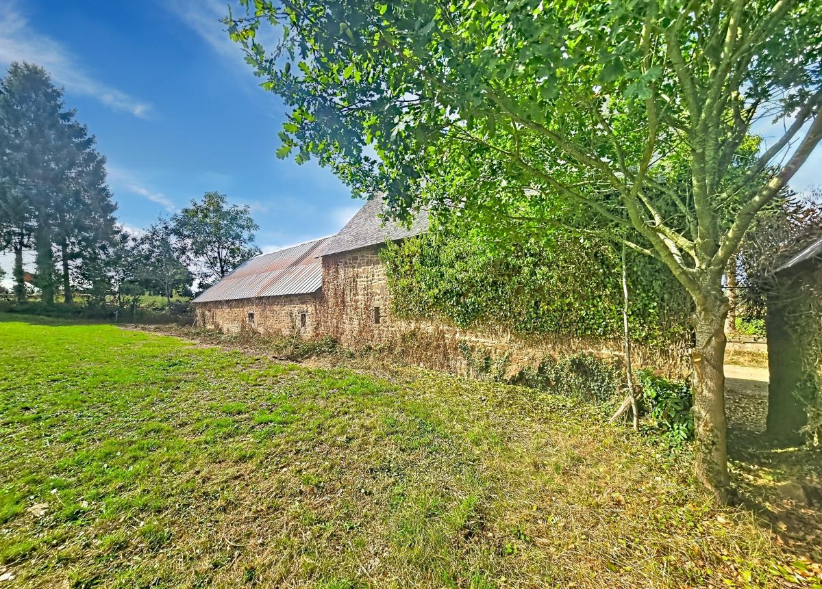 A VENDRE MAISON EN PIERRES ET DEPENDANCES - LEVARE