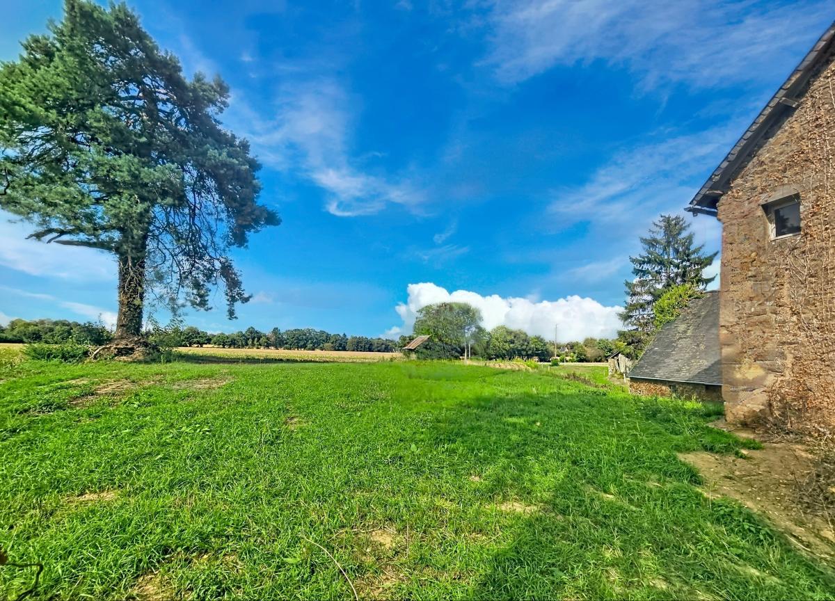 A VENDRE MAISON EN PIERRES ET DEPENDANCES - LEVARE