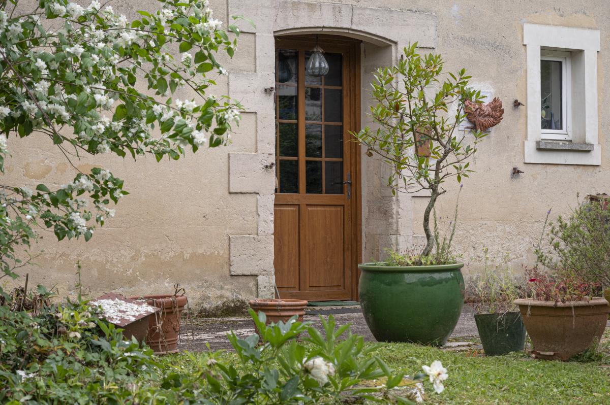Anciennes écuries renovées en habitation avec plan d'eau et dépendances sur DANGEUL