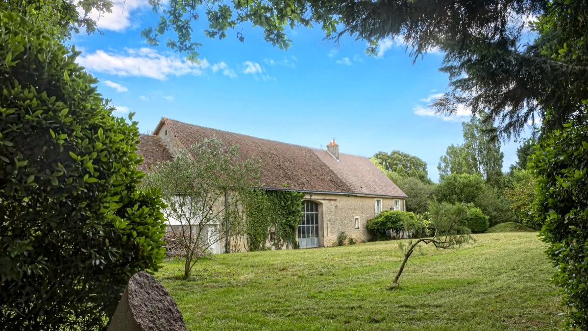 Anciennes écuries renovées en habitation avec plan d'eau et dépendances sur DANGEUL