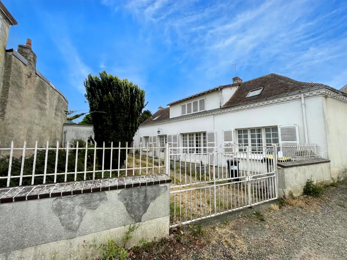 Deux maisons attenantes et reliées au coeur de SOULIGNE SOUS BALLON