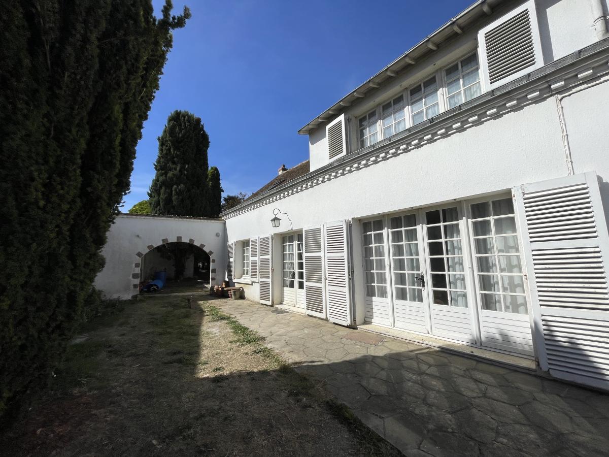 Deux maisons attenantes et reliées au coeur de SOULIGNE SOUS BALLON