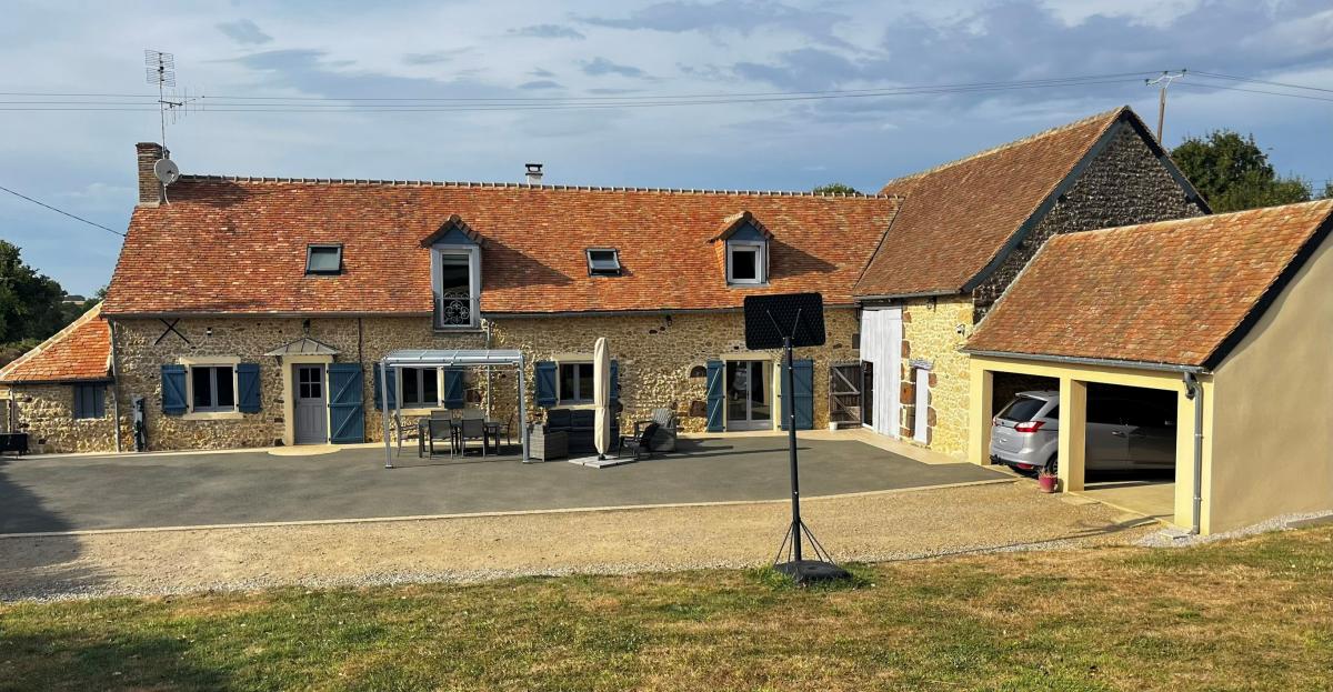 CHARMANTE LONGERE RENOVEE avec DEPENDANCES et plus de 4 200 m² de terrain - LE TRONCHET