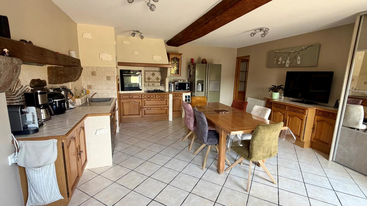 CHARMANTE LONGERE RENOVEE avec DEPENDANCES et plus de 4 200 m² de terrain - LE TRONCHET