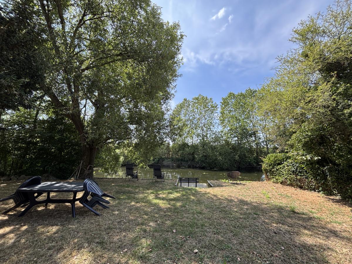 Terrain de loisir bord de Sarthe de 1145 m² avec maisonnette