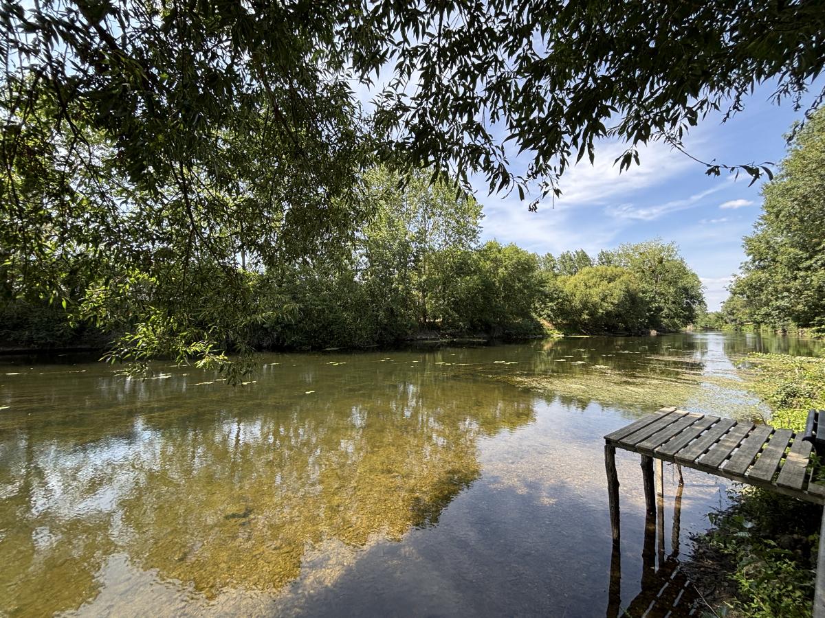 Terrain de loisir bord de Sarthe de 1145 m² avec maisonnette