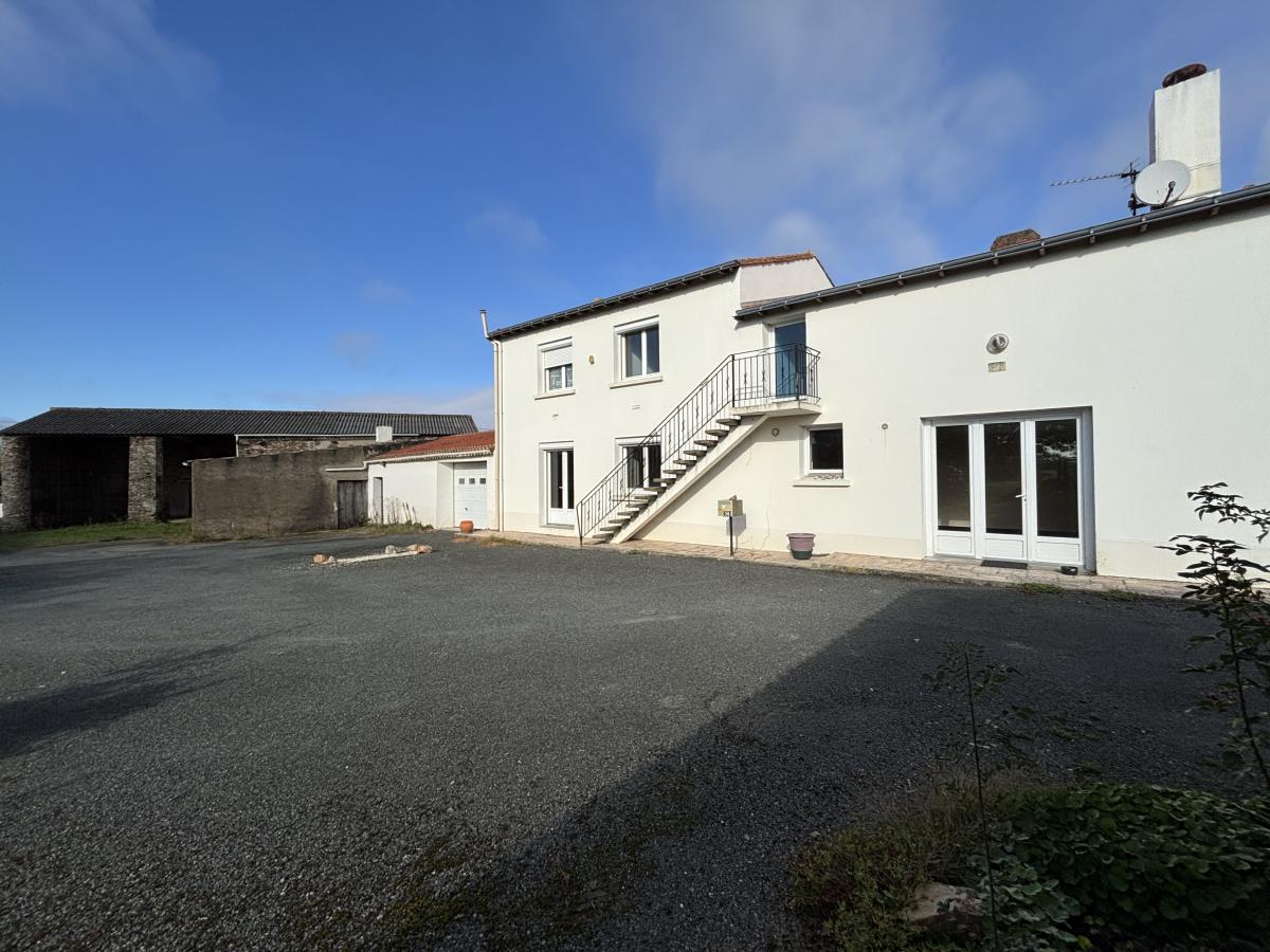 Maison d'habitation - en campagne - SAINT SAUVEUR DE LANDEMONT