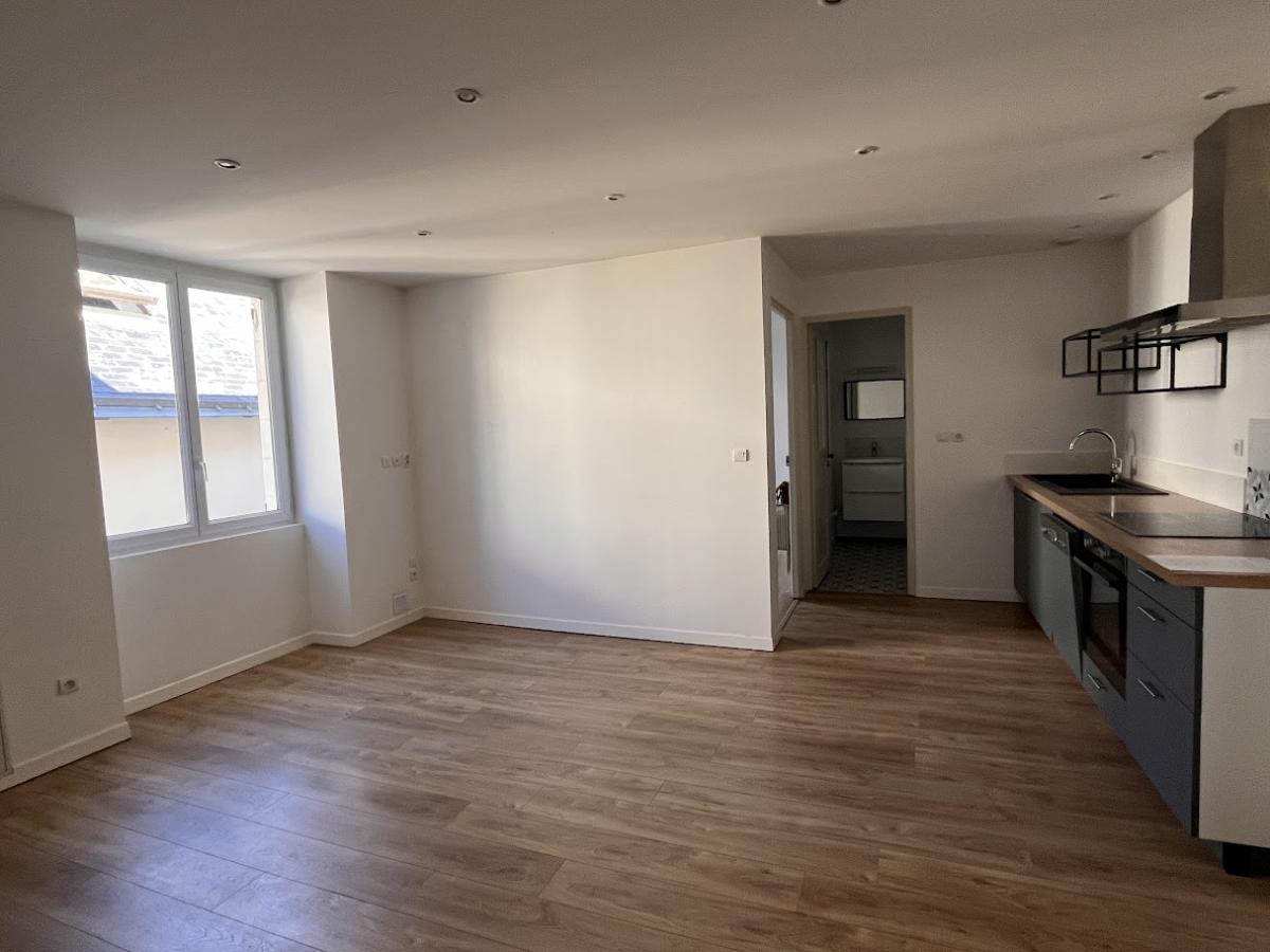 Bouchemaine,La pointe,  immeuble comprenant deux appartements rénovés